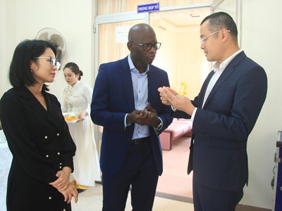 Chủ tịch UBND tỉnh Phú Yên Phạm Đại Dương (bên phải) trao đổi với giám đốc WB tại Việt Nam (ở giữa).