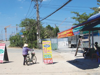 Thời điểm cuối năm, không khó bắt gặp cảnh môi giới dựng lều, chào mời khách qua đường. Ảnh: Trọng Tín 
