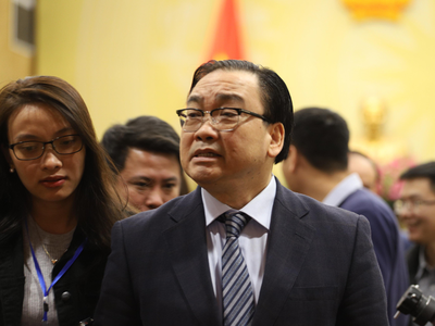 Bí thư Thành ủy Hà Nội Hoàng Trung Hải bên hành lang kỳ họp thứ 11 HĐND TP. Hà Nội khóa XV