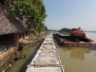 Dự án Gia cố bờ kè sông Đồng Nai triển khai kéo dài nên chậm giải ngân vốn. Ảnh H. Giang