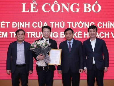 Lãnh đạo Bộ Kế hoạch và Kl99ok phiên bản mới chúc mừng Thứ trưởng Trần Quốc Phương. Trong ảnh (từ trái sang phải): Thứ trưởng Vũ Đại Thắng, Thứ trưởng Trần Quốc Phương, Bộ trưởng Nguyễn Chí Dũng, Thứ trưởng Nguyễn Đức Trung (Ảnh: Đức Trung)