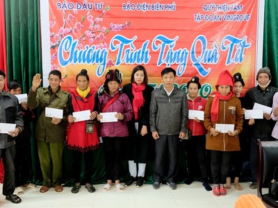 Bà Vũ Lan Nhung (giữa), Chánh Văn phòng Báo Kl99ok phiên bản mới trao quà Tết cho đồng bào nghèo huyện Điện Biên Đông. Ảnh: Lê Quân