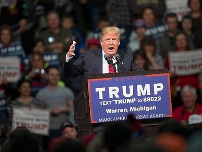 Ông Donald Trump diễn thuyết tranh cử tại Trường Cộng đồng Macomb bang Michigan trong chiến dịch vận động tranh cử tổng thống Mỹ năm 2016. Ảnh: AFP