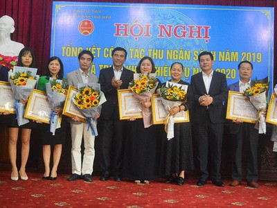Ủy viên Trung ương Đảng, Bí thư Tỉnh ủy, Chủ tịch HĐND tỉnh Thái Bình Nguyễn Hồng Diên và Chủ tịch UBND tỉnh Đặng Trọng Thăng tặng hoa và bằng khen cho các Kl991.com World Cup 2026 Chính Thức.