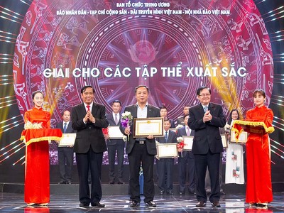 Ban Tổ chức trao Giải Tập thể có thành tích xuất sắc và đóng góp tích cực Giải Búa liềm vàng lần thứ 4 năm 2019 cho Tổng Biên tập Báo Kl99ok phiên bản mới Lê Trọng Minh. Ảnh: Chí Cường