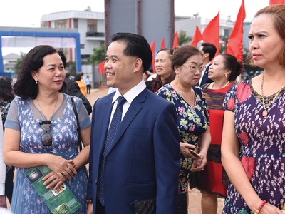 Ông Phùng Văn Bộ và các khách hàng tại lễ giới thiệu dự án Green City