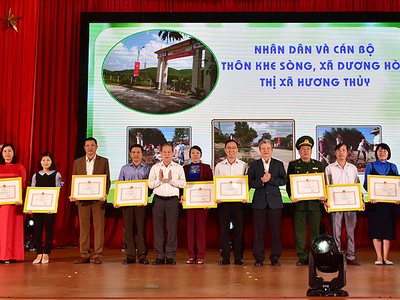 Lãnh đạo tỉnh Thừa Thiên Huế tặng bằng khen cho các tập thể xuất sắc trong phong trào "Ngày chủ nhật xanh".