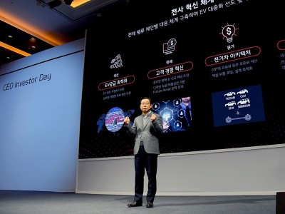 Ông Kia Park Han-woo, Chủ tịch kiêm Giám đốc điều hành Kia chia sẻ tầm nhìn của Ban lãnh đạo Kia với các nhà Kl99ok phiên bản mới. Nguồn ảnh: thenewsmarket.com