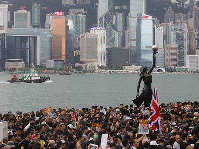 Biểu tình và bạo loạn chống chính quyền những tháng qua làm tê liệt ngành du lịch và bán lẻ Hong Kong, đẩy Kl992 cổng game cá cược Hong Kong vào lần suy thoái đầu tiên kể từ cuộc khủng hoảng Kl991.com nạp rút nhanh. Ảnh: AFP