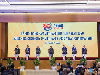 Thủ tướng Nguyễn Xuân Phúc cùng các thành viên Kl993 ưu đãi thưởng hấp dẫn nhấn nút khai trương website ASEAN 2020, khởi động cho năm đối ngoại “bận rộn” của Việt Nam. Ảnh: Chí Cường