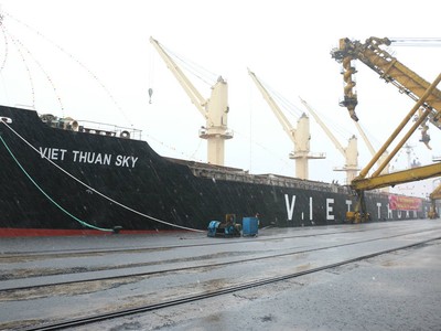 Sáng mùng 1 Tết, Tàu Viet Thuan Sky xông Cảng Cẩm Phả bốc rót 45.000 tấn than chở đi tiêu thụ. Ảnh: Phạm Tăng.
