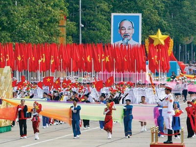 Nhân dân tưng bừng chào mừng Ngày thành lập Đảng.