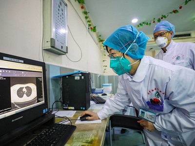 Bà Zhang Jixian đọc kết quả chụp CT phổi của một bệnh nhân tại bệnh viện tỉnh Hồ Bắc hôm 30/1. Ảnh: China Daily