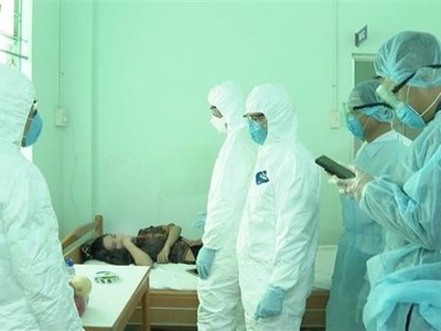 Cách ly, theo dõi sức khoẻ một bệnh nhân nghi ngờ nhiễm virus corona. (Ảnh: TTXVN phát)