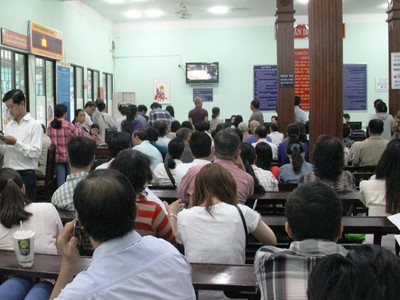 Người dân đi làm thủ tục đổi CCCD