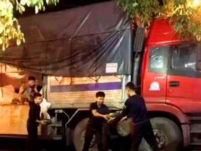 “Nàng” Hắc Mỹ Nhân về tới Cẩm Phả trong đêm đã được nhân viên nhà hàng vận chuyển tới các điểm bán lẻ.