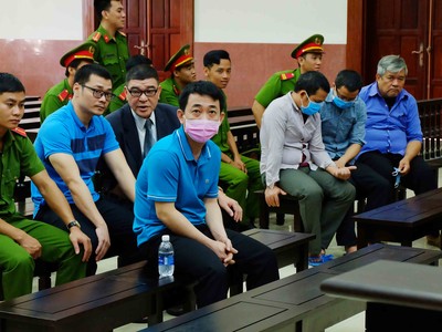 Bị cáo Nguyễn Minh Hùng, nguyên Chủ tịch HĐQT kiêm Tổng giám đốc VN Pharma (đeo khẩu trang hồng), cùng các bị cáo tại phiên tòa