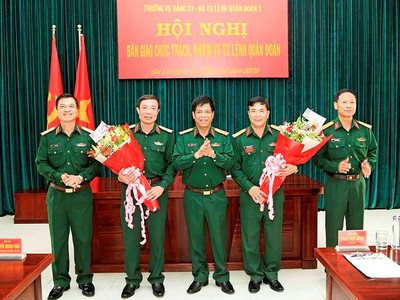 Trung tướng Nguyễn Văn Nghĩa chúc mừng Thiếu tướng Thái Văn Minh và Đại tá Nguyễn Anh Tuấn.