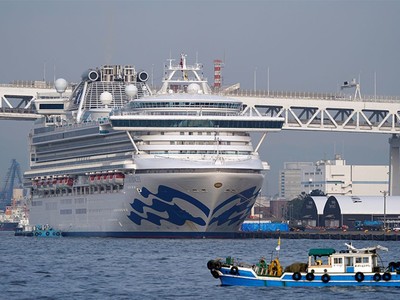 Du thuyền Diamond Princess bị cách ly ngoài khơi thành phố cảng Yokohama, gần Tokyo, Nhật Bản từ 4/2, sau khi một khách đi tàu dương tính với Covid-19. Đến 17/2, có ít nhất 454 ca nhiễm Covid-19 trên tổng số 3.700 hành khách và thành viên thủy thủ đoàn. Trước đó, du thuyền vừa kết thúc hải trình 14 ngày khám phá Đông Nam Á dịp Tết Nguyên đán tại Yokohama. Ảnh: EPA.