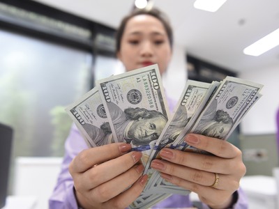Trên thị trường tự do tại Hà Nội, giá USD được tham khảo là 23.230-23.250 VND/USD