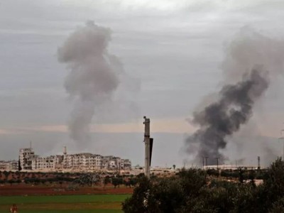 Khói bốc lên từ một địa điểm bị không kích ở tỉnh Idlib nằm ở tây bắc Syria ngày 11/2/2020. Ảnh: AFP.