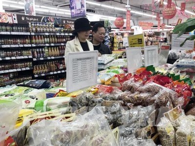 Khách lựa chọn hàng hóa tại siêu thị Vinmart. Ảnh: Trần Việt - TTXVN 