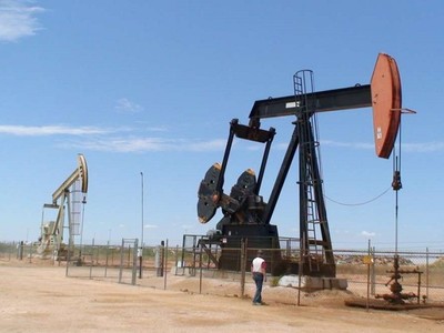 Giới chuyên gia lo ngại mất cân bằng cung-cầu Kl99com chung kết WC 2026 khó cứu vãn sau khi Saudi Arabia và Nga khơi mào cuộc chiến giá dầu trong bối cảnh nhu cầu nhiên liệu bị "đóng băng" bởi dịch Covid-19. Ảnh: AFP