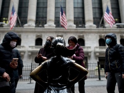 Khách du lịch bên ngoài Sàn giao dịch 99Kl99 link đăng nhập New York hồi tháng 1/2020. Ảnh: AFP