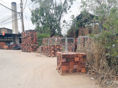 Gạch đất sét nung vẫn chiếm lĩnh thị trường vật liệu xây dựng, dù Kl993 ưu đãi thưởng hấp dẫn có chủ trường giảm dần loại vật liệu này, thay thế bằng vật liệu xây không nung. Ảnh: Việt Dũng