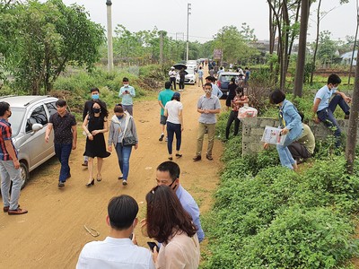 Hàng trăm cò đất và các nhà đầu cơ đã đổ về Hòa Lạc để săn đất, đẩy giá đất ở đây liên tục lên cao