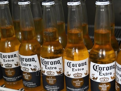 Bia Corona được bày bán tại Mexico City, Mexico. Ảnh: AFP/TTXVN