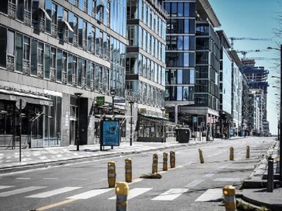 Đường phố tại Quận 13, Paris vắng vẻ khi Pháp áp dụng lệnh phong tỏa để chặn dịch Covid-19. Ảnh: AFP