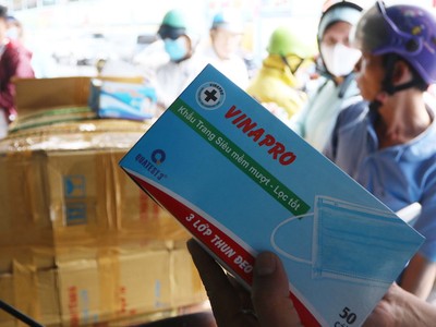 TP.HCM đưa khẩu trang, nước sát khuẩn vào nhóm hàng bình ổn, thiết yếu