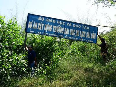 Đến nay, Dự án Xây dựng Trường đại học Du lịch Sài Gòn mới chỉ “Kl99ok phiên bản mới” được tấm biển.