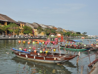 Những chiếc thuyền neo đậu chờ khách trên sông Hoài (Ảnh: Hoàng Anh).