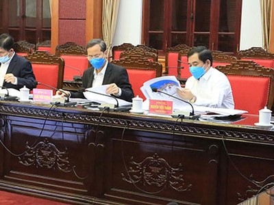 Các đại biểu thảo luận về quy hoạch Khu đô thị, du lịch Cồn Vành - Cồn Thủ và quy hoạch cảng Ba Lạt.