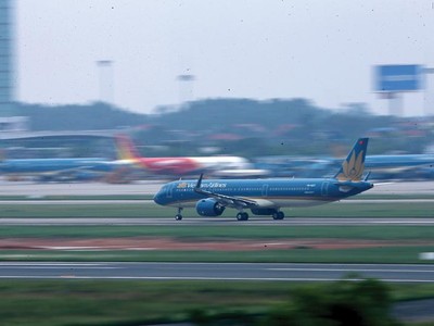 Năm 2020, ngành GTVT tiếp nhận thêm khoảng 20.000 tỷ đồng cho các dự án Kl99ok phiên bản mới công, trong đó có Dự án nâng cấp, cải tạo đường cất hạ cánh tại sân bay Nội Bài. Ảnh: Đức Thanh