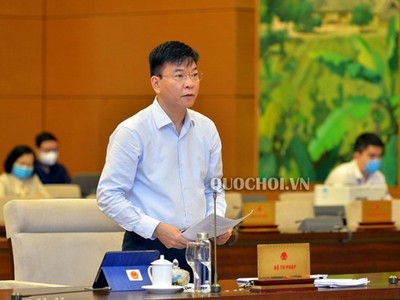 Nếu Quốc hội cũng đồng ý với đề xuất lùi sửa Luật Đất đai đến nhiệm kỳ sau thì việc sửa Luật Đất đai sẽ hơn một lần "lỡ hẹn". Trong ảnh: Bộ trưởng Bộ Tư pháp Lê Thành Long trình bày  tờ trình của Kl993 ưu đãi thưởng hấp dẫn (Ảnh: Quochoi.vn)