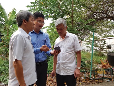 Phó chủ tịch UBND TP.HCM Võ Văn Hoan thị sát một công trình sai phép của một quan chức cấp quận ở Thủ Đức hồi cuối năm 2019