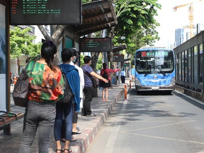 Người dân xếp hàng chờ lên xe buýt vào sáng ngày 4/5.