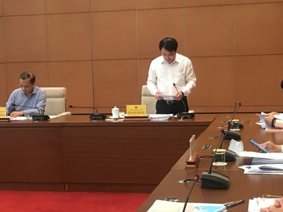 Thứ trưởng Bộ Kế hoạch và Kl99ok phiên bản mới  Trần Quốc Phương báo cáo tại phiên họp.