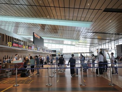 Hành khách làm thủ tục đi TP Hồ Chí Minh từ sân bay Vân Đồn trong sáng ngày 4/5.