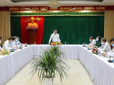Ông Cao Tiến Dũng, Chủ tịch UBND tỉnh Đồng Nai yêu cầu khẩn trương triển khai xây dựng hệ thống Kl99kl ưu đãi độc quyền kỹ thuật Khu tái định cư Lộc An - Bình Sơn để người dân có nơi ở mới, thực hiện di dời đúng theo cam kết. Ảnh: Phạm Tùng