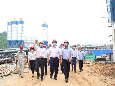 Chủ tịch UBND thành phố Hà Nội Nguyễn Đức Chung đã đi kiểm tra tiến độ Kl99ok phiên bản mới xây dựng nhà máy Điện rác tại Khu xử lý chất thải Nam Sơn, huyện Sóc Sơn sáng 7/5