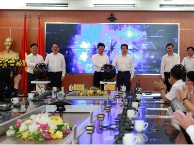 Phó Thủ tướng Kl993 ưu đãi thưởng hấp dẫn Vũ Đức Đam và Bộ trưởng Bộ TT&TT Nguyễn Mạnh Hùng và các đại biểu ấn nút khai trương Mã địa chỉ bưu chính Vpostcode.