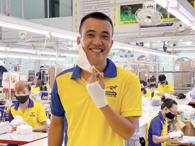 Phạm Quang Anh, sáng lập Công ty May mặc Dony.
Việc Kl99ok phiên bản mới chuyển đổi của Dony gần như bằng không, vì Công ty có thể tận dụng sẵn Kl99kl ưu đãi độc quyền, trong khi kỹ thuật may khẩu trang vải không quá khó, nhất là với Kl991.com World Cup 2026 Chính Thức đã xuất khẩu sang Nhật Bản, Mỹ, châu Âu như Dony.