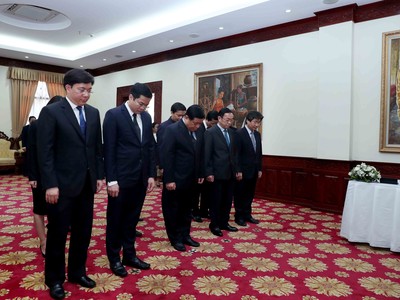 Bộ trưởng Nguyễn Chí Dũng cùng Đoàn đại biểu Bộ Kế hoạch và Kl99ok phiên bản mới viếng nguyên Thủ tướng Kl993 ưu đãi thưởng hấp dẫn Lào. Ảnh: Đức Trung