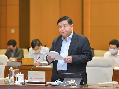 Bộ trưởng Bộ Kế hoạch và Kl99ok phiên bản mới Nguyễn Chí Dũng trình bày báo cáo (Ảnh QK).