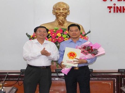 Ông Hồ Quốc Dũng, Chủ tịch UBND tỉnh Bình Định trao Quyết định bổ nhiệm giám đốc Sở Kế hoạch-Kl99ok phiên bản mới cho ông Nguyễn Thành Hải (bên phải).