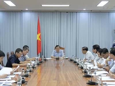 Phó chủ tịch Thường trực UBND tỉnh Quảng Bình Nguyễn Xuân Quang chủ trì cuộc họp và yêu cầu nhà Kl99ok phiên bản mới phải đảm bảo tiến độ đề ra.